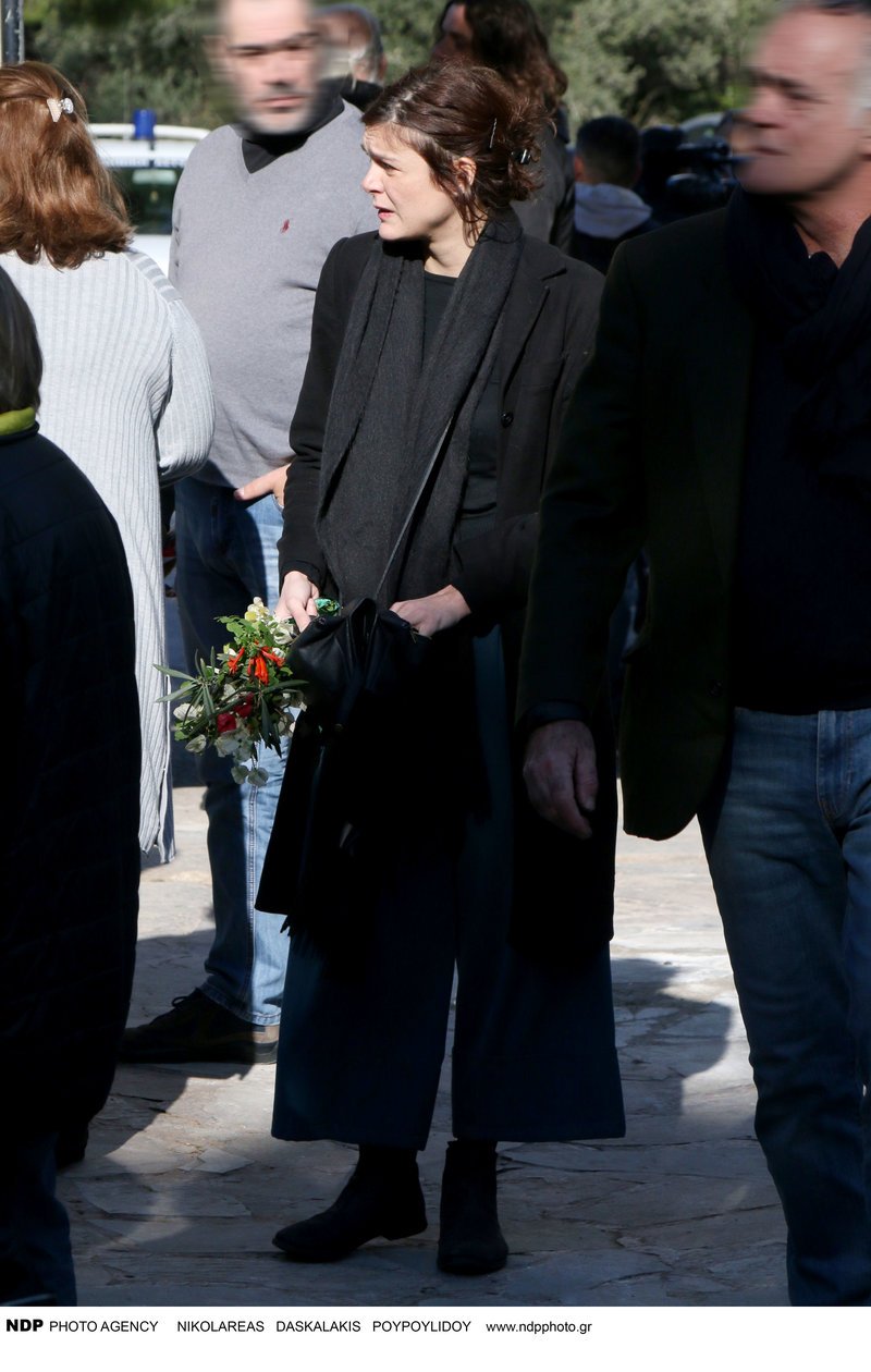 Συγκίνηση στην κηδεία του Τζίμη Πανούση -Καλλιτέχνες και πολιτικοί είπαν το τελευταίο αντίο [εικόνες & βίντεο] | iefimerida.gr 18