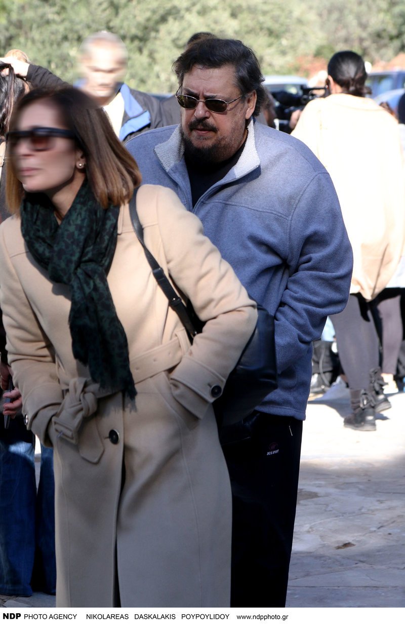 Συγκίνηση στην κηδεία του Τζίμη Πανούση -Καλλιτέχνες και πολιτικοί είπαν το τελευταίο αντίο [εικόνες & βίντεο] | iefimerida.gr 3