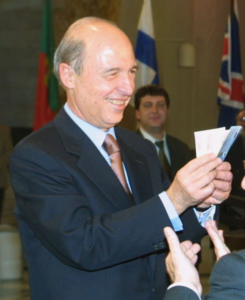 Πριν 17 χρόνια πιάσαμε στα χέρια μας τα πρώτα ευρώ [εικόνες & βίντεο] | iefimerida.gr 1