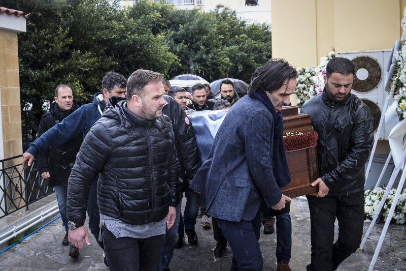 Το τελευταίο αντίο στον Ευγένιο Γκέραρντ -Στους ώμους των ποδοσφαιριστών του [εικόνες] | iefimerida.gr 3