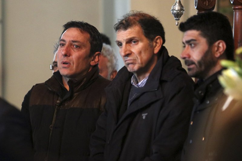 Το τελευταίο αντίο στον Ευγένιο Γκέραρντ -Στους ώμους των ποδοσφαιριστών του [εικόνες] | iefimerida.gr 4