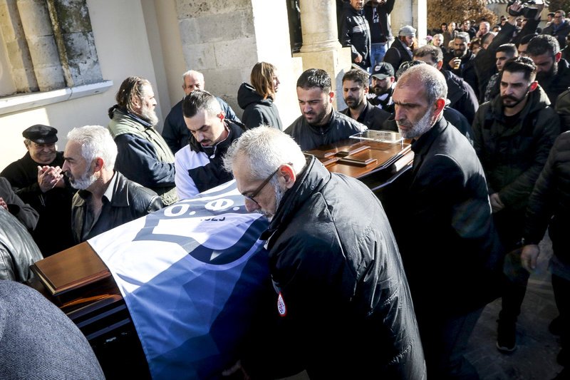 Το τελευταίο αντίο στον Ευγένιο Γκέραρντ -Στους ώμους των ποδοσφαιριστών του [εικόνες] | iefimerida.gr 2