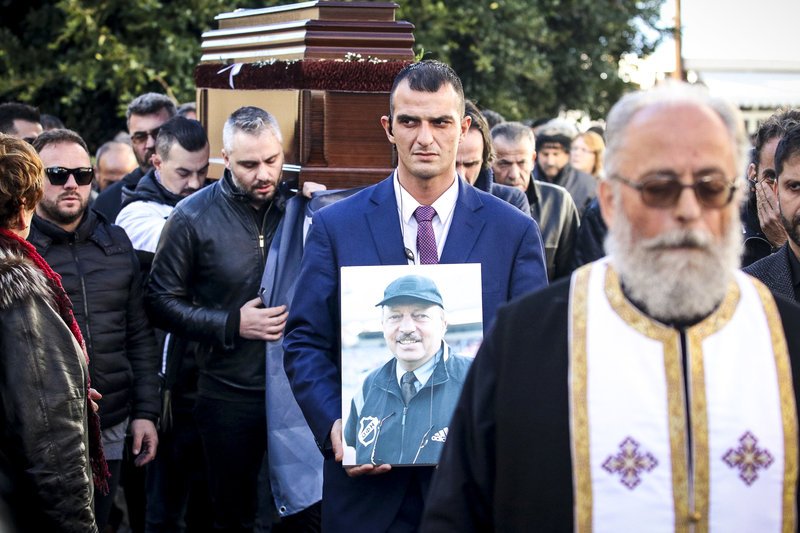 Το τελευταίο αντίο στον Ευγένιο Γκέραρντ -Στους ώμους των ποδοσφαιριστών του [εικόνες] | iefimerida.gr 8