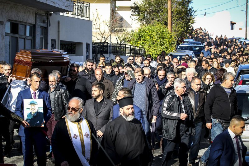 Το τελευταίο αντίο στον Ευγένιο Γκέραρντ -Στους ώμους των ποδοσφαιριστών του [εικόνες] | iefimerida.gr 6