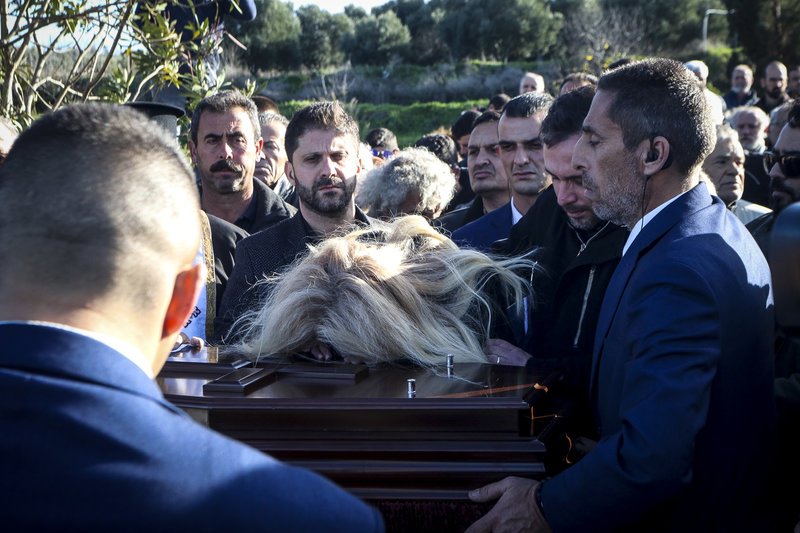 Το τελευταίο αντίο στον Ευγένιο Γκέραρντ -Στους ώμους των ποδοσφαιριστών του [εικόνες] | iefimerida.gr 5