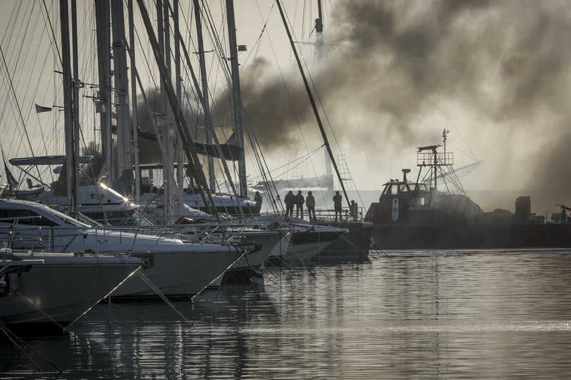 Στις φλόγες σκάφος στην Μαρίνα Αλίμου [εικόνες] | iefimerida.gr 6