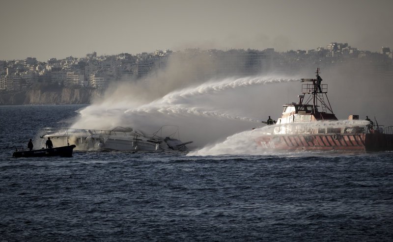 Στις φλόγες σκάφος στην Μαρίνα Αλίμου [εικόνες] | iefimerida.gr 5