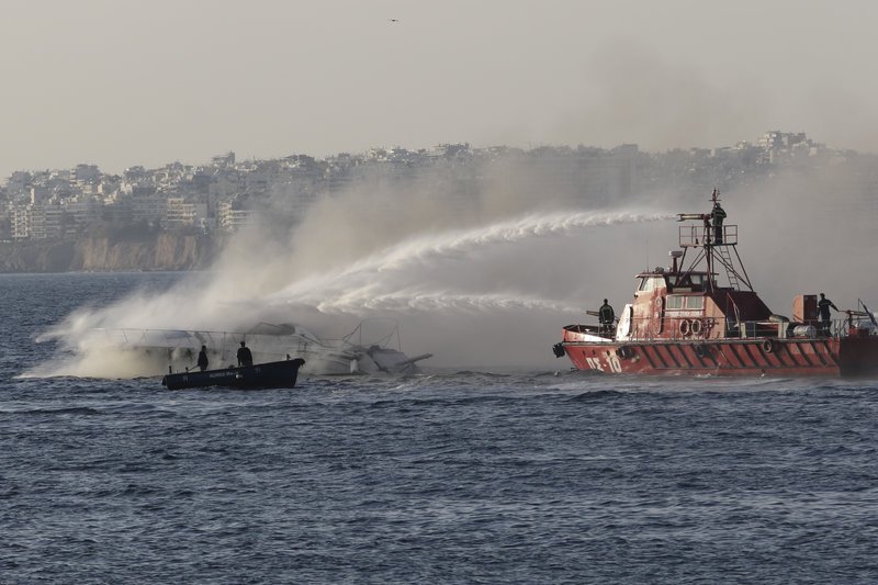Στις φλόγες σκάφος στην Μαρίνα Αλίμου [εικόνες] | iefimerida.gr 4