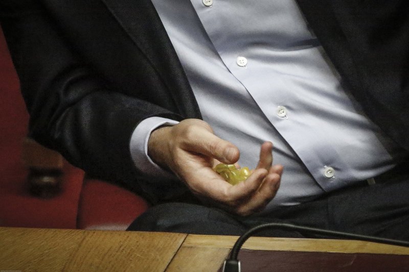 Ο Τσίπρας έπαιζε με το κομπολόι στην συζήτηση για το πολυνομοσχέδιο [εικόνες] | iefimerida.gr 1