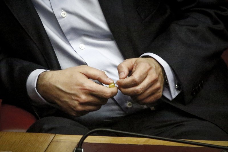 Ο Τσίπρας έπαιζε με το κομπολόι στην συζήτηση για το πολυνομοσχέδιο [εικόνες] | iefimerida.gr 2