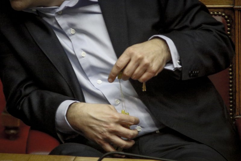 Ο Τσίπρας έπαιζε με το κομπολόι στην συζήτηση για το πολυνομοσχέδιο [εικόνες] | iefimerida.gr 4