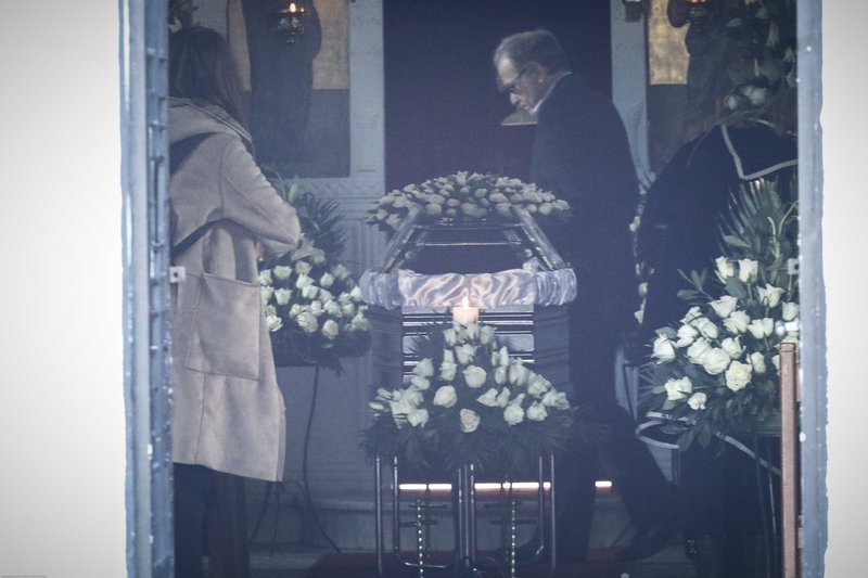 Συγκίνηση στην κηδεία του Τζίμη Πανούση -Καλλιτέχνες και πολιτικοί είπαν το τελευταίο αντίο [εικόνες & βίντεο] | iefimerida.gr 28