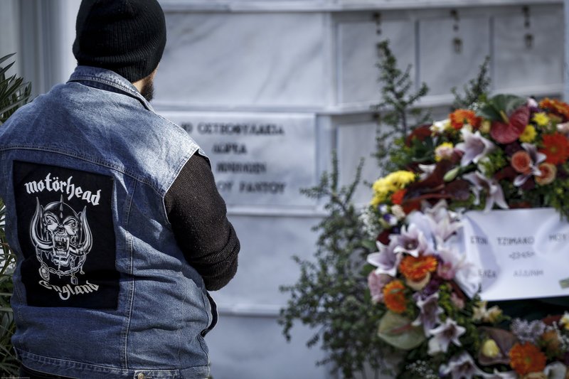 Συγκίνηση στην κηδεία του Τζίμη Πανούση -Καλλιτέχνες και πολιτικοί είπαν το τελευταίο αντίο [εικόνες & βίντεο] | iefimerida.gr 21