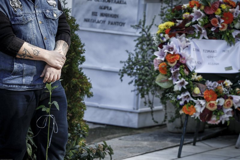 Συγκίνηση στην κηδεία του Τζίμη Πανούση -Καλλιτέχνες και πολιτικοί είπαν το τελευταίο αντίο [εικόνες & βίντεο] | iefimerida.gr 22