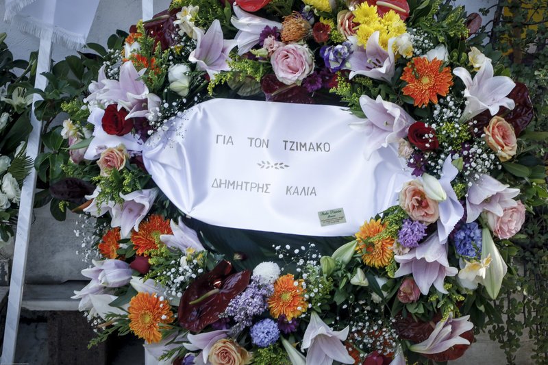 Συγκίνηση στην κηδεία του Τζίμη Πανούση -Καλλιτέχνες και πολιτικοί είπαν το τελευταίο αντίο [εικόνες & βίντεο] | iefimerida.gr 23