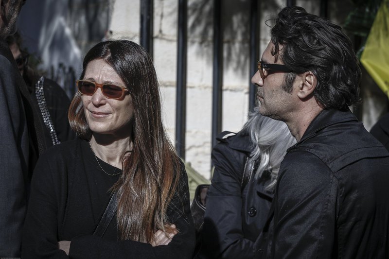 Συγκίνηση στην κηδεία του Τζίμη Πανούση -Καλλιτέχνες και πολιτικοί είπαν το τελευταίο αντίο [εικόνες & βίντεο] | iefimerida.gr 10