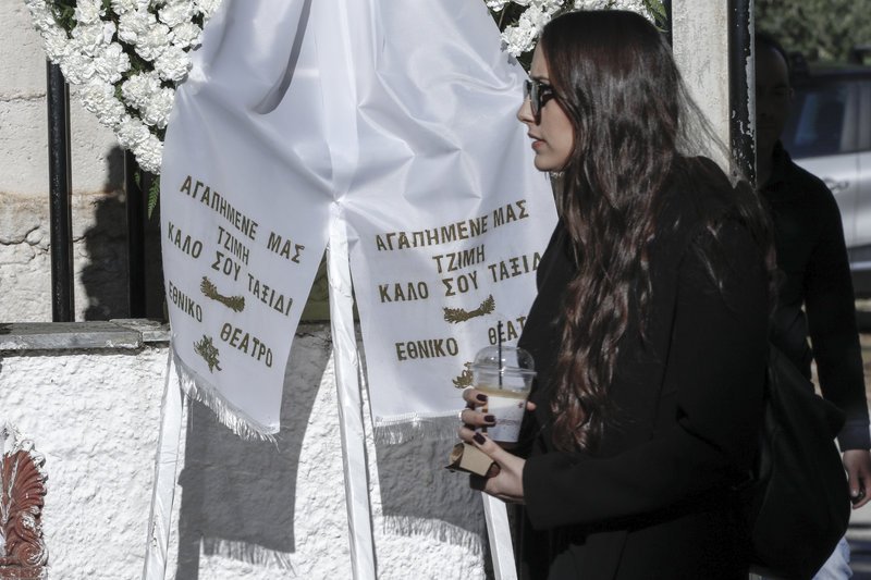 Συγκίνηση στην κηδεία του Τζίμη Πανούση -Καλλιτέχνες και πολιτικοί είπαν το τελευταίο αντίο [εικόνες & βίντεο] | iefimerida.gr 11