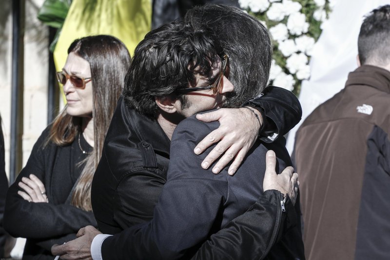 Συγκίνηση στην κηδεία του Τζίμη Πανούση -Καλλιτέχνες και πολιτικοί είπαν το τελευταίο αντίο [εικόνες & βίντεο] | iefimerida.gr 9