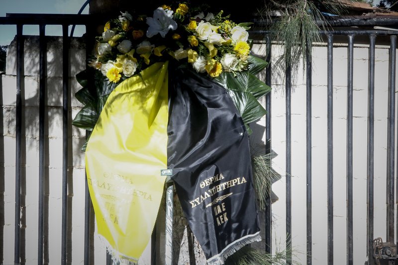 Συγκίνηση στην κηδεία του Τζίμη Πανούση -Καλλιτέχνες και πολιτικοί είπαν το τελευταίο αντίο [εικόνες & βίντεο] | iefimerida.gr 25