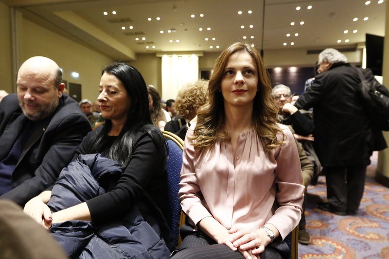 ΣΥΡΙΖΑ: Τα πηγαδάκια της Δούρου, το σαμπανιζέ πουκάμισο της Αχτσιόγλου και ο Καρανίκας [εικόνες] | iefimerida.gr 4