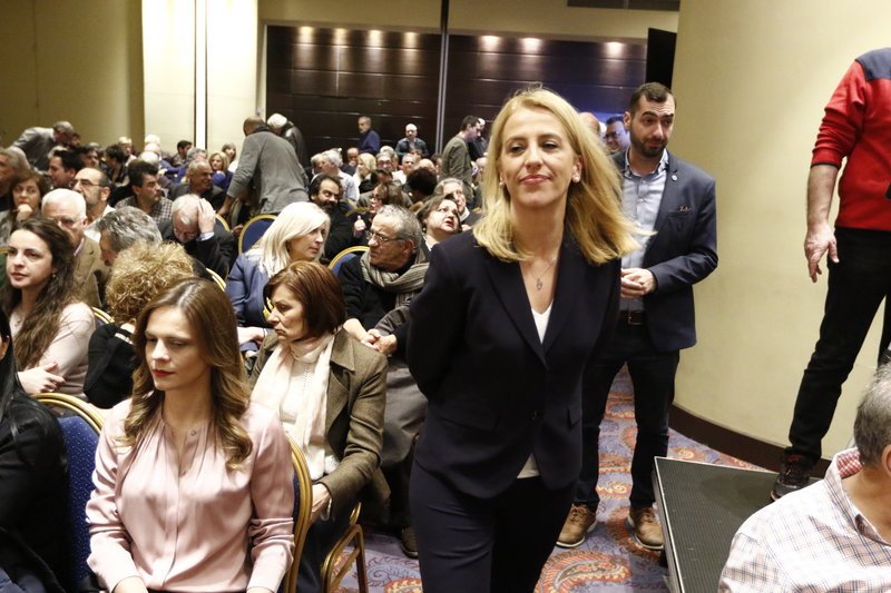 ΣΥΡΙΖΑ: Τα πηγαδάκια της Δούρου, το σαμπανιζέ πουκάμισο της Αχτσιόγλου και ο Καρανίκας [εικόνες] | iefimerida.gr 7