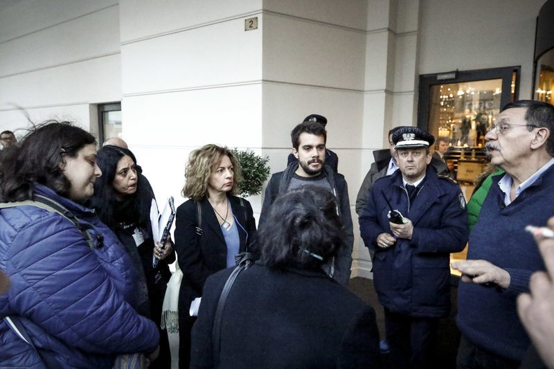 Μπούκαραν στην ΚΕ του ΣΥΡΙΖΑ εργαζόμενοι του ραδιοφωνικού σταθμού Στο Κόκκινο [εικόνες] | iefimerida.gr 2