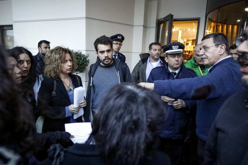 Μπούκαραν στην ΚΕ του ΣΥΡΙΖΑ εργαζόμενοι του ραδιοφωνικού σταθμού Στο Κόκκινο [εικόνες] | iefimerida.gr 0