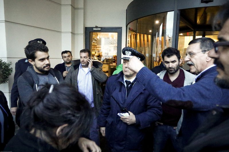 Μπούκαραν στην ΚΕ του ΣΥΡΙΖΑ εργαζόμενοι του ραδιοφωνικού σταθμού Στο Κόκκινο [εικόνες] | iefimerida.gr 3