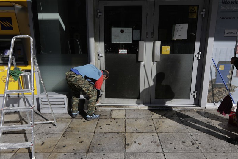 Επίθεση κουκουλοφόρων στα ΕΛΤΑ στον Ταύρο -Ζημιές & στα γραφεία του ΣΥΡΙΖΑ [εικόνες] | iefimerida.gr 10