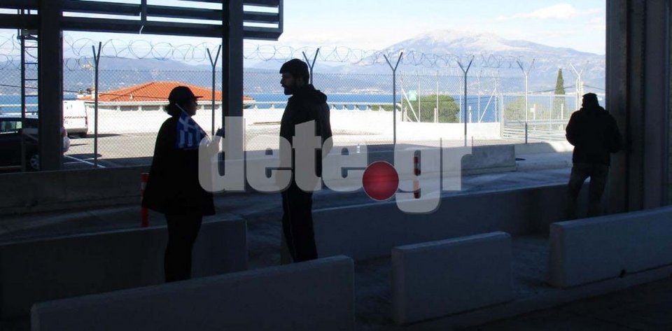 Απτόητοι οι οπαδοί του καταζητούμενου Σώρρα: Μοίραζαν φυλλάδια στα διόδια του Ρίου [εικόνες] | iefimerida.gr 0