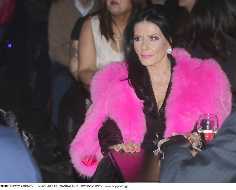 Η Ζωζώ Σαπουντζάκη το τερμάτισε -Εκανε την πιο φαντεζί εμφάνιση ρεβεγιόν [εικόνες] | iefimerida.gr 0