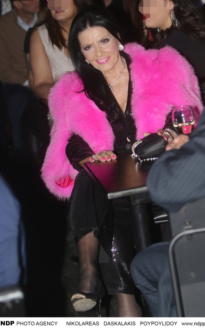 Η Ζωζώ Σαπουντζάκη το τερμάτισε -Εκανε την πιο φαντεζί εμφάνιση ρεβεγιόν [εικόνες] | iefimerida.gr 1