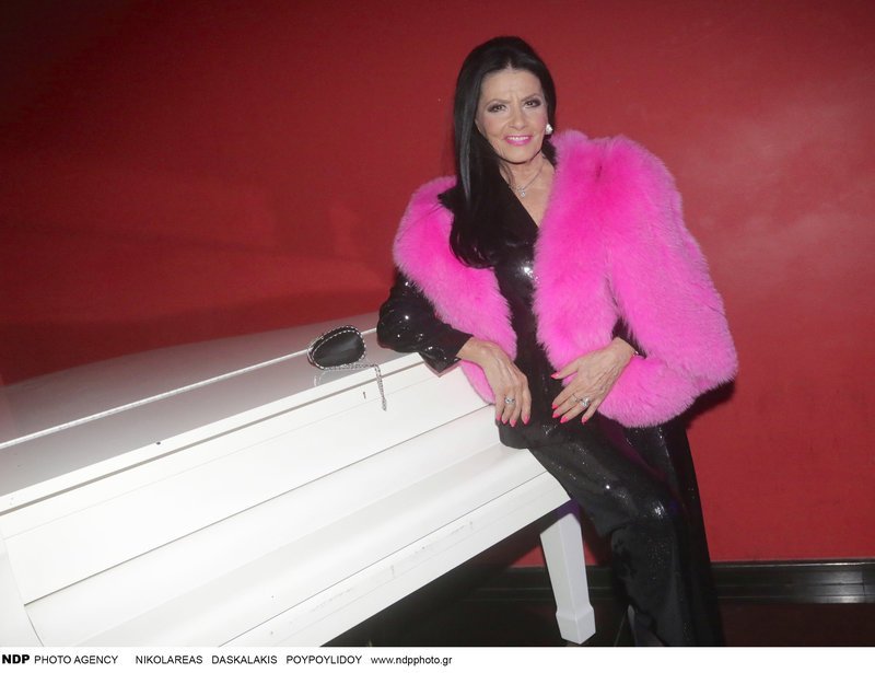 Η Ζωζώ Σαπουντζάκη το τερμάτισε -Εκανε την πιο φαντεζί εμφάνιση ρεβεγιόν [εικόνες] | iefimerida.gr 6