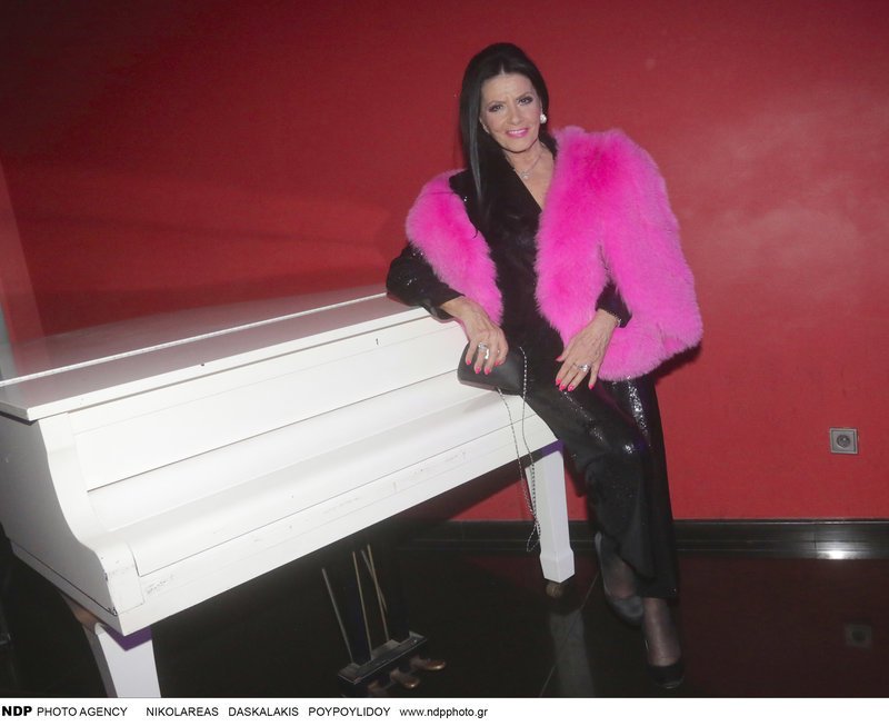 Η Ζωζώ Σαπουντζάκη το τερμάτισε -Εκανε την πιο φαντεζί εμφάνιση ρεβεγιόν [εικόνες] | iefimerida.gr 5