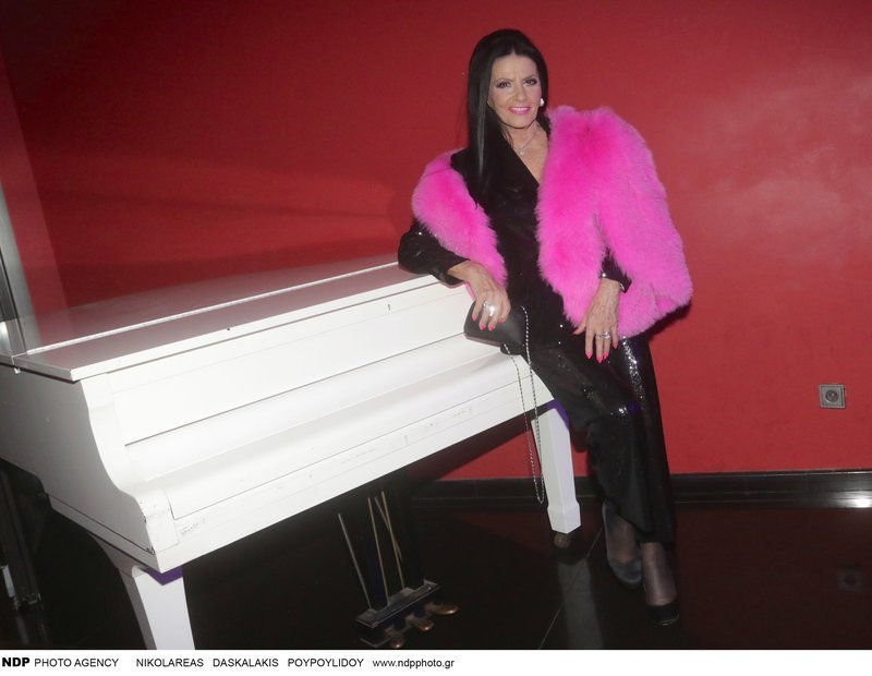 Η Ζωζώ Σαπουντζάκη το τερμάτισε -Εκανε την πιο φαντεζί εμφάνιση ρεβεγιόν [εικόνες] | iefimerida.gr 2