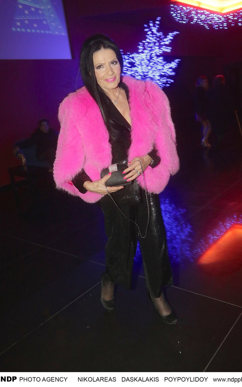 Η Ζωζώ Σαπουντζάκη το τερμάτισε -Εκανε την πιο φαντεζί εμφάνιση ρεβεγιόν [εικόνες] | iefimerida.gr 9