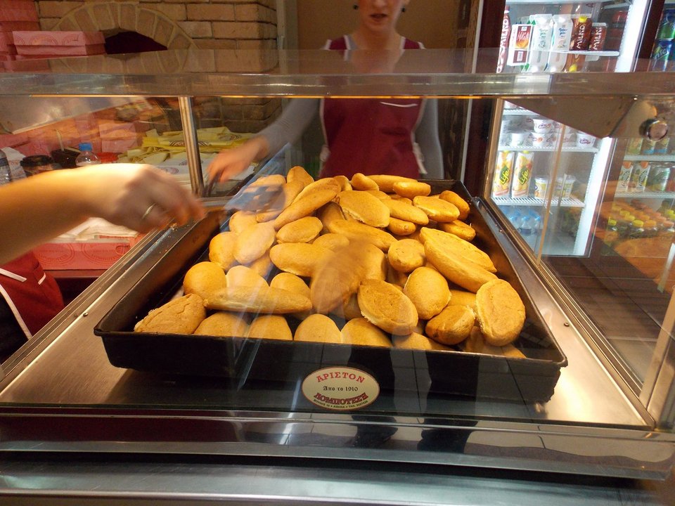 «Μνημείο» της Αθήνας το «Άριστον» -Φτιάχνει την πιο ξακουστή, χειροποίητη, βουτυράτη τυρόπιτα κουρού [εικόνες] | iefimerida.gr 1