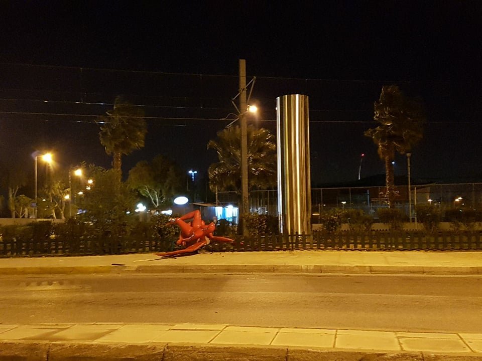 Απίστευτο! Τον κόκκινο άγγελο στο Π. Φάληρο τον γκρέμισαν κάτοικοι -Τον έδεσαν με σχοινιά και τον τράβηξαν με φορτηγό [εικόνες] | iefimerida.gr 2