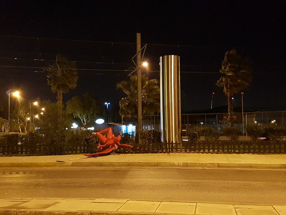 Απίστευτο! Τον κόκκινο άγγελο στο Π. Φάληρο τον γκρέμισαν κάτοικοι -Τον έδεσαν με σχοινιά και τον τράβηξαν με φορτηγό [εικόνες] | iefimerida.gr 0