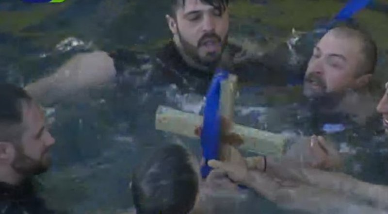 ΟΥΚάδες βούτηξαν για τον Τίμιο Σταυρό στον Πειραιά [εικόνες] | iefimerida.gr 0