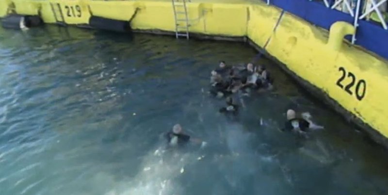 ΟΥΚάδες βούτηξαν για τον Τίμιο Σταυρό στον Πειραιά [εικόνες] | iefimerida.gr 1