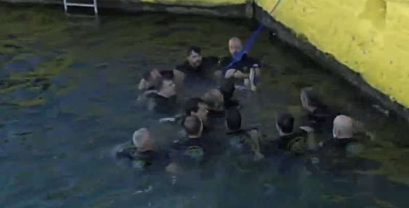 ΟΥΚάδες βούτηξαν για τον Τίμιο Σταυρό στον Πειραιά [εικόνες] | iefimerida.gr 2