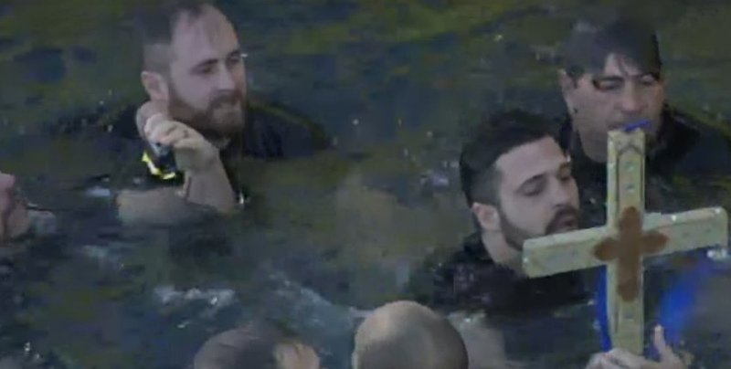 ΟΥΚάδες βούτηξαν για τον Τίμιο Σταυρό στον Πειραιά [εικόνες] | iefimerida.gr 3