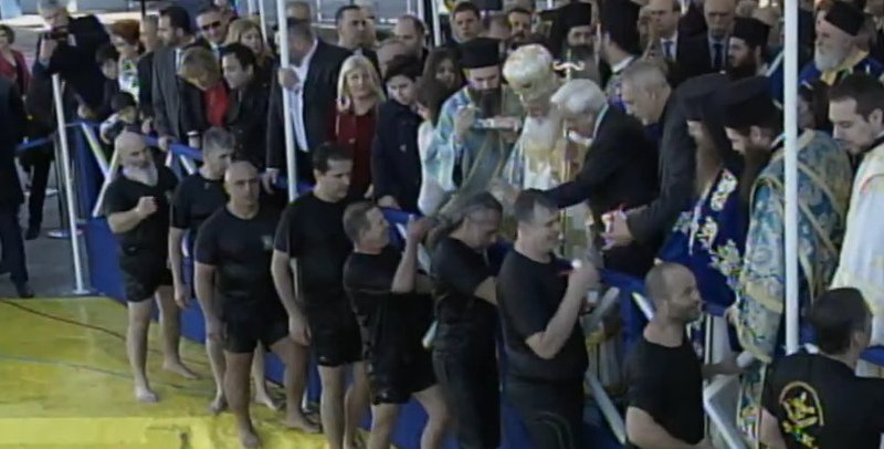 ΟΥΚάδες βούτηξαν για τον Τίμιο Σταυρό στον Πειραιά [εικόνες] | iefimerida.gr 4