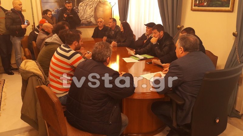 Αγρότες μπήκαν με τα τρακτέρ στο κέντρο της Λαμίας -Eκλεισαν και την εθνική οδό [εικόνες] | iefimerida.gr 3