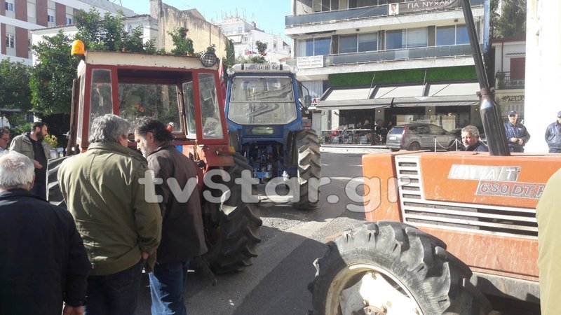 Αγρότες μπήκαν με τα τρακτέρ στο κέντρο της Λαμίας -Eκλεισαν και την εθνική οδό [εικόνες] | iefimerida.gr 2
