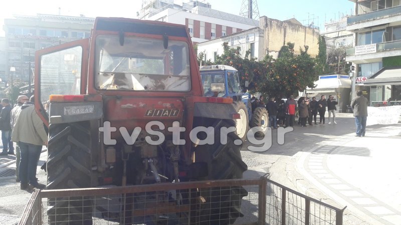 Αγρότες μπήκαν με τα τρακτέρ στο κέντρο της Λαμίας -Eκλεισαν και την εθνική οδό [εικόνες] | iefimerida.gr 1