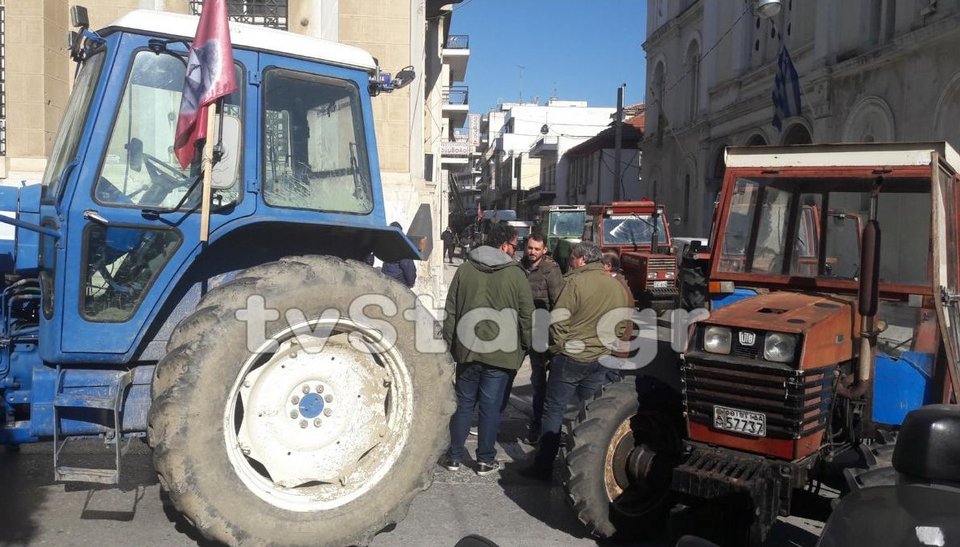 Αγρότες μπήκαν με τα τρακτέρ στο κέντρο της Λαμίας -Eκλεισαν και την εθνική οδό [εικόνες] | iefimerida.gr 4