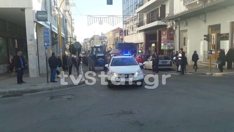 Αγρότες μπήκαν με τα τρακτέρ στο κέντρο της Λαμίας -Eκλεισαν και την εθνική οδό [εικόνες] | iefimerida.gr 0