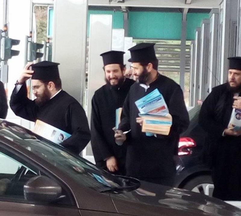 Ο Αμβρόσιος έβαλε τους παπάδες στο Αίγιο να κάνουν πορεία για το Σκοπιανό! [εικόνες] | iefimerida.gr 4